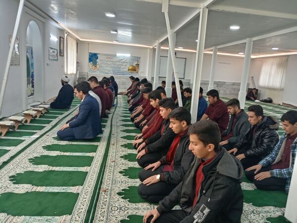 آماده‌سازی غذای افطاری با کمک دانش‌آموزان دبیرستان نمونه آیت‌الله خامنه‌ای 