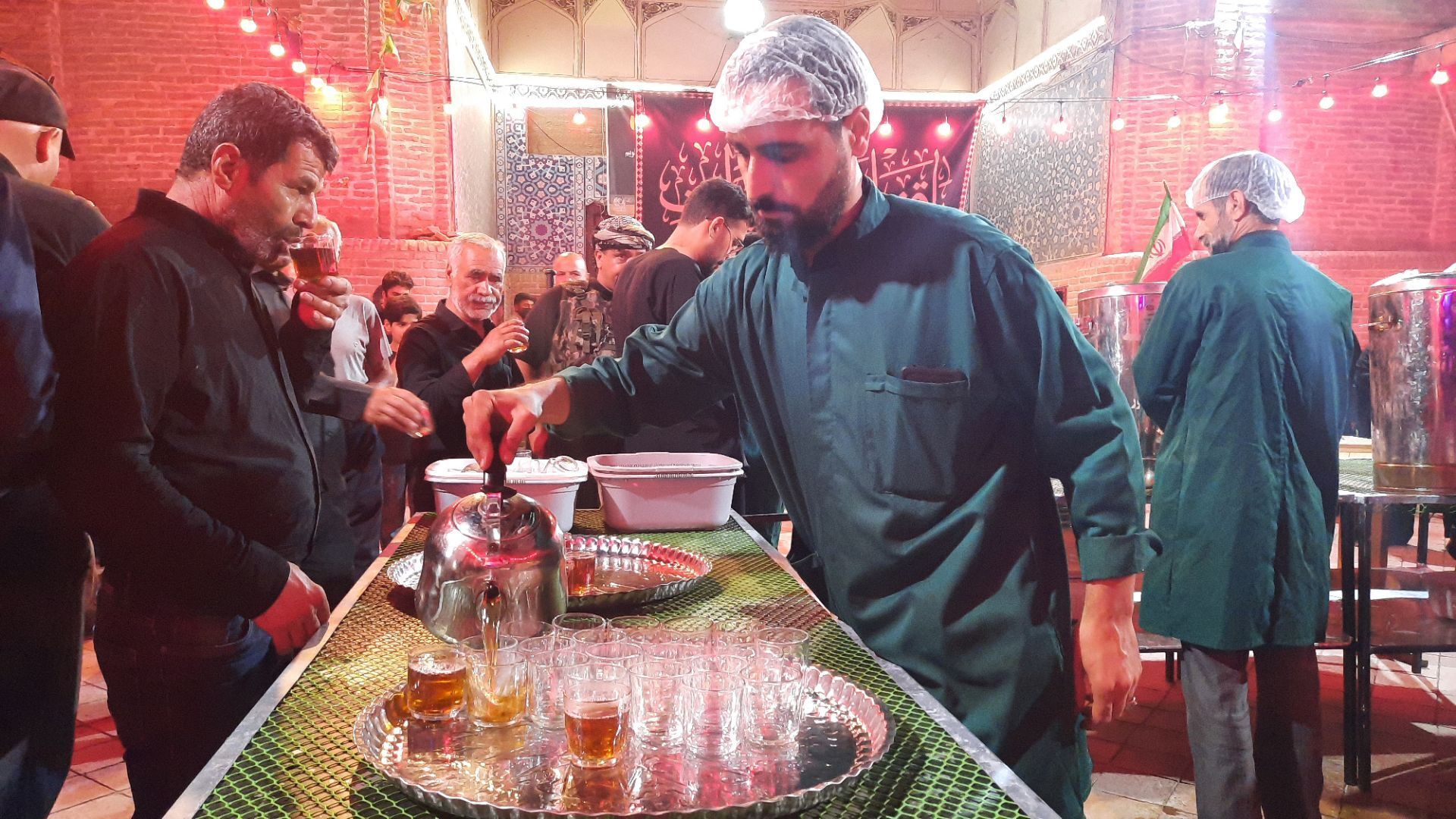 فضای معنوی مسجد جامع نیشابور با برپایی چایخانه حضرت زهرا(س) در رنگ ماتم