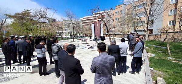 نمایش دانش‌آموزان دختر در سوگ شهدای میناب