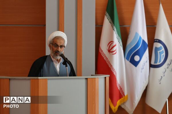 نشست مشترک ائمه جمعه همدان با مدیران صنعت آب و برق