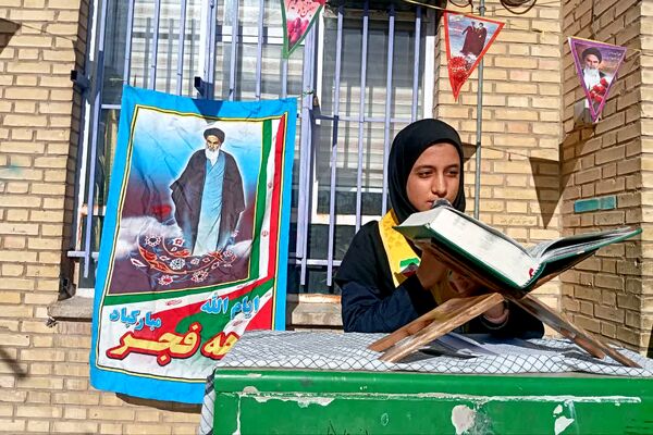 نمایشگاه بسته «ایرانمون» در دبیرستان نرجس یک