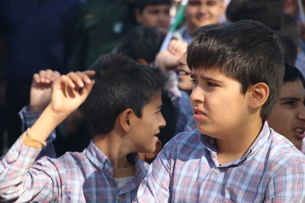 همگام با نسل انقلابی در راهپیمایی ۱۳ آبان شهرستان سروستان