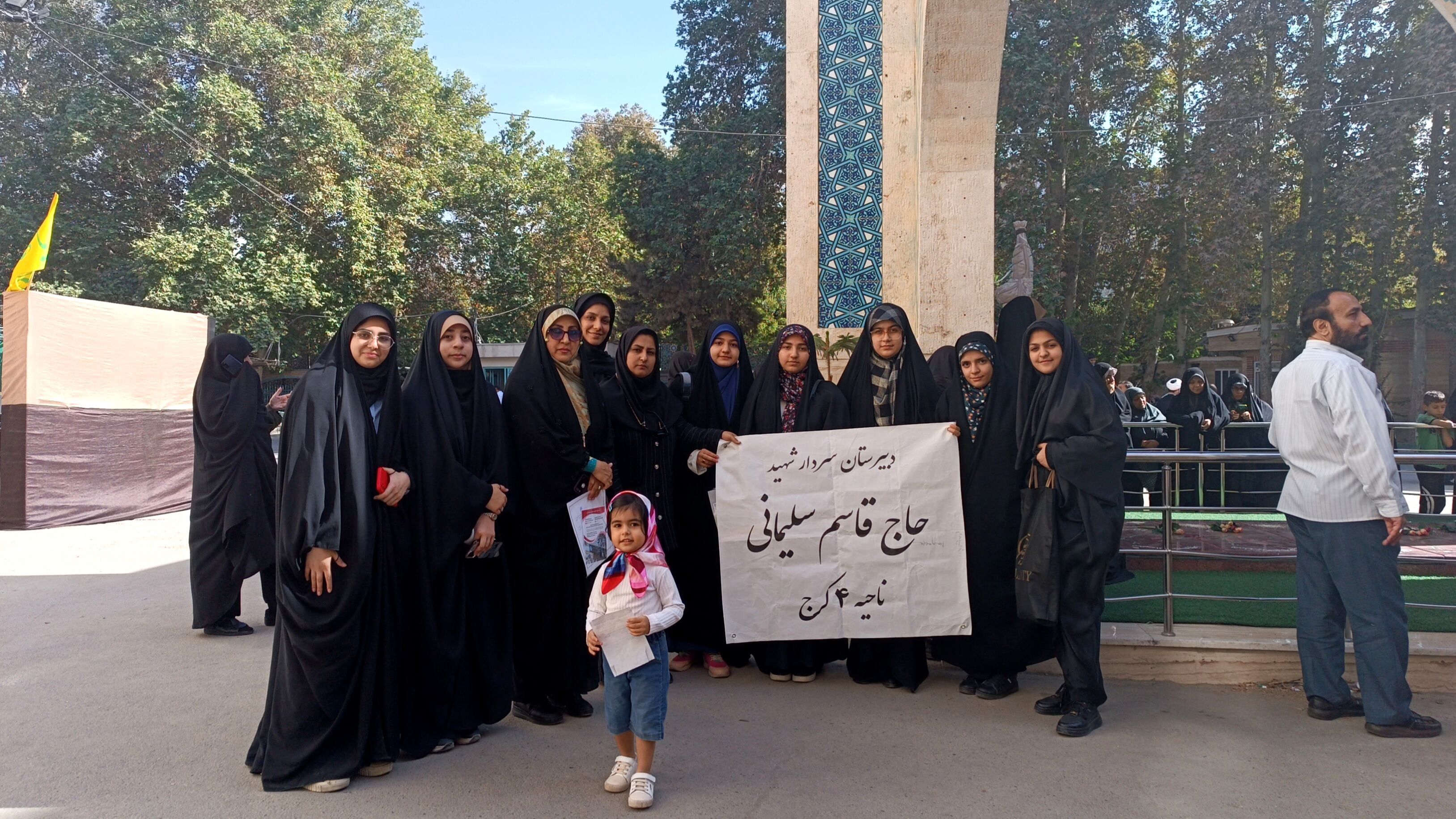 حضور دانش آموزان دبیرستان سردار شهید قاسم سلیمانی ناحیه ۴ کرج در نماز جمعه