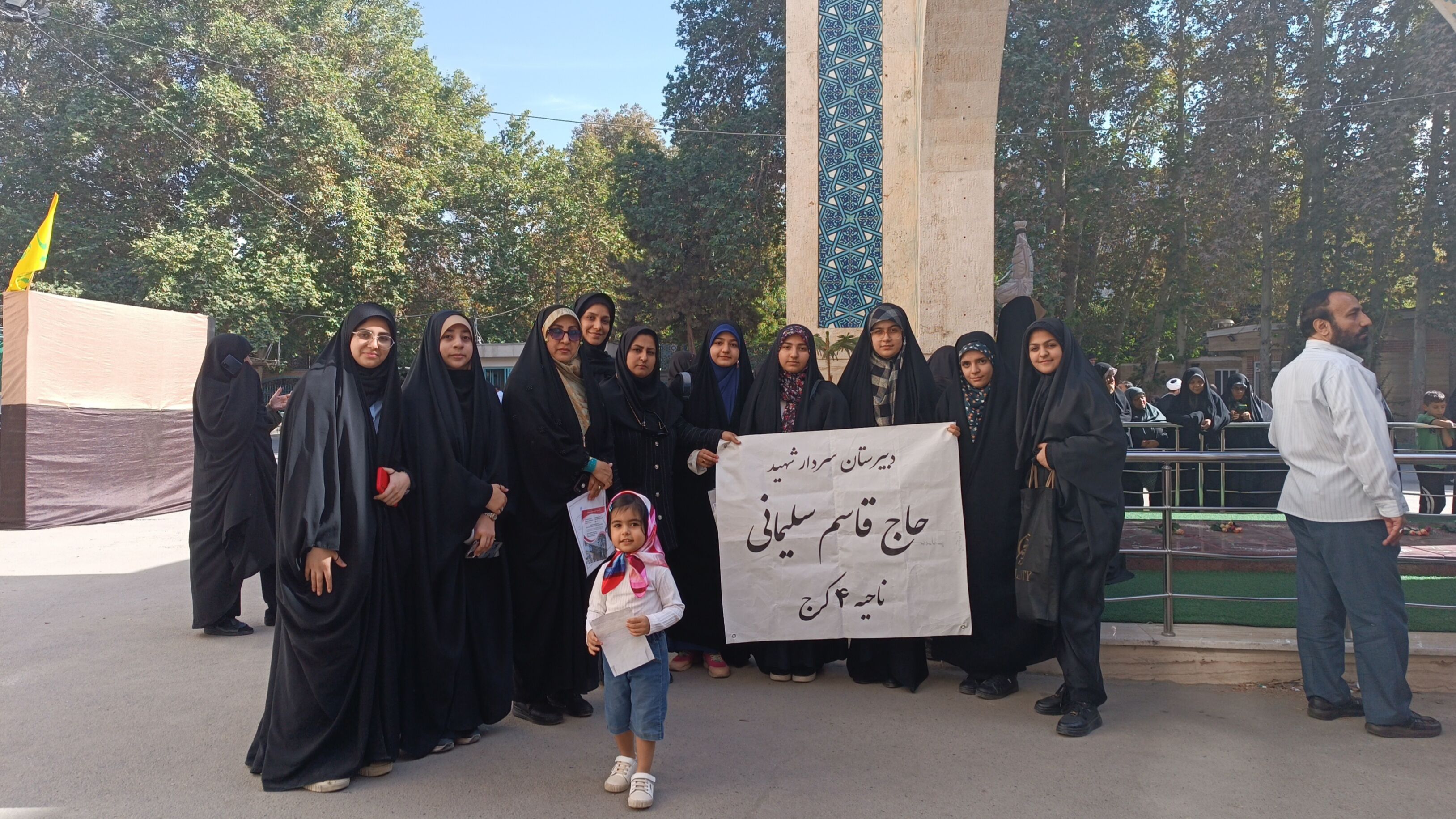 حضور دانش آموزان دبیرستان سردار شهید قاسم سلیمانی ناحیه ۴ کرج در نماز جمعه