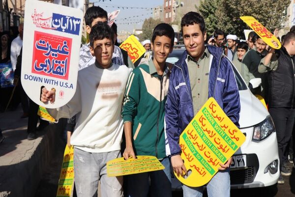 حضور پرشور دانش‌آموزان پاکدشتی در راهپیمایی روز ۱۳ آبان