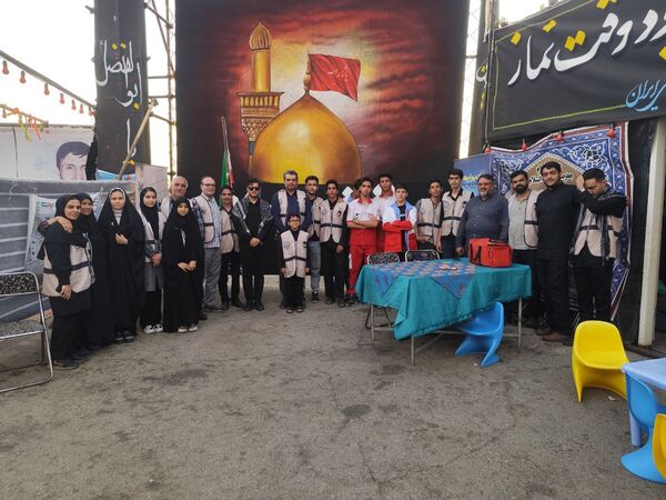 دانش‌آموزان در موکب دانش‌آموزی عشاق‌الحسین از زائرین کربلای معلی پذیرایی کردند