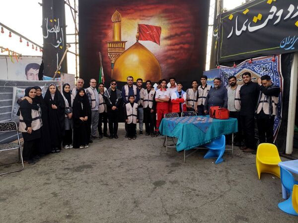 دانش‌آموزان در موکب دانش‌آموزی عشاق‌الحسین از زائرین کربلای معلی پذیرایی کردند