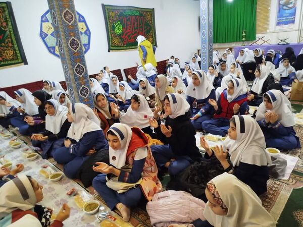 همدلی و معنویت در مراسم افطاری مدرسه حسین‌علی بابایی تهران
