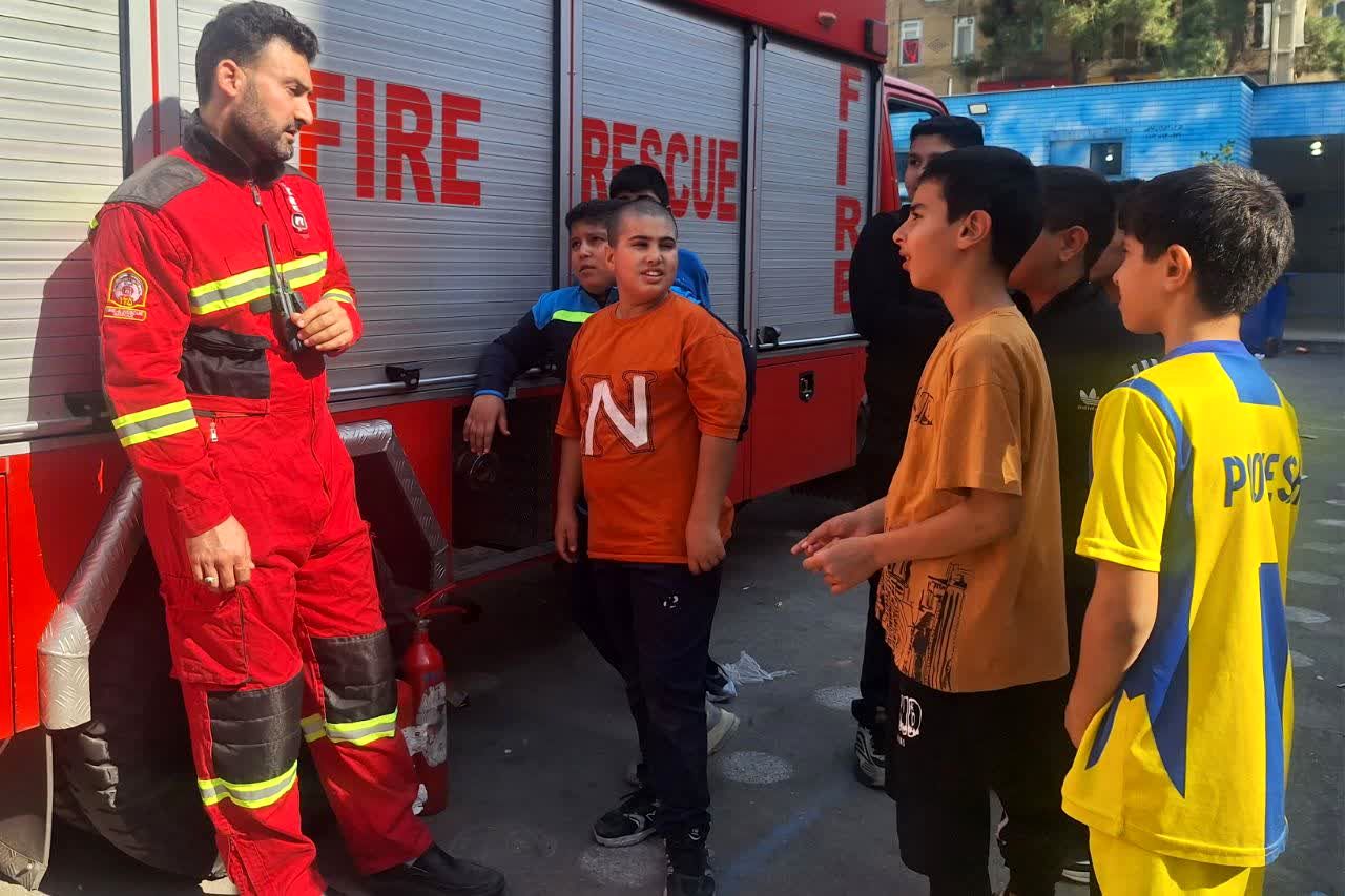 آموزش توسط آتش‌نشانان در دبستان معارف ۶