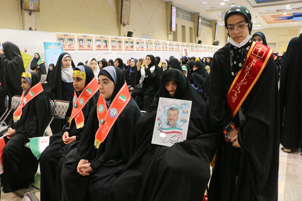 رونمایی کتاب «از مدرسه تا سنگر» در قم