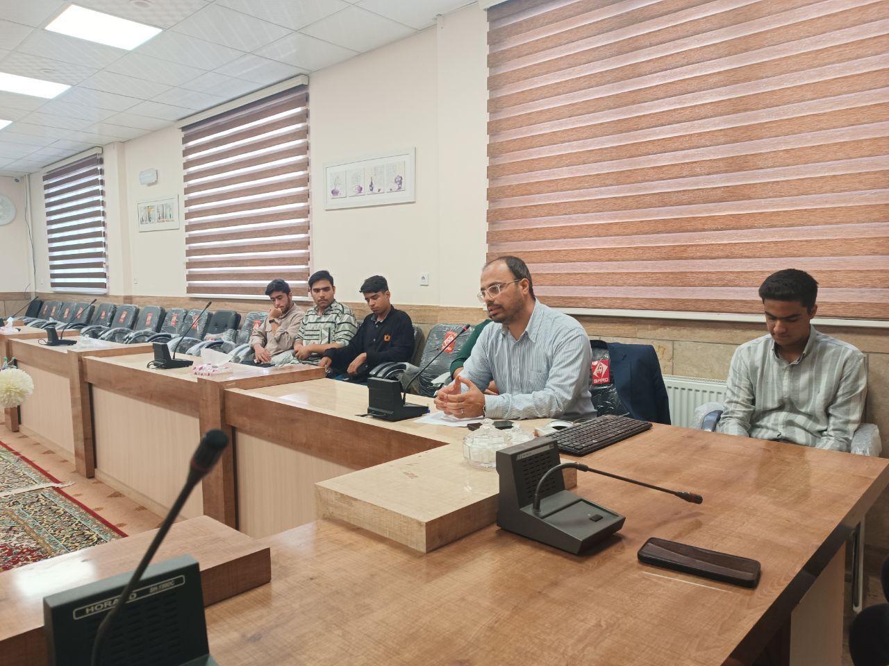 دیدار مدیر جدید آموزش و پرورش گناباد با جمعی از دانش‌آموزان