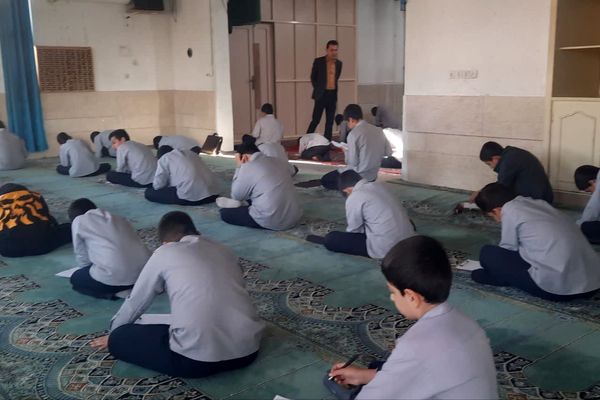   برگزاری امتحانات در دبیرستان هیات امنایی رازی 