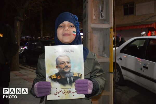 حضور حماسی فرزندان حاج قاسم در زیر باران؛ تجدید میثاق با آرمان‌ها