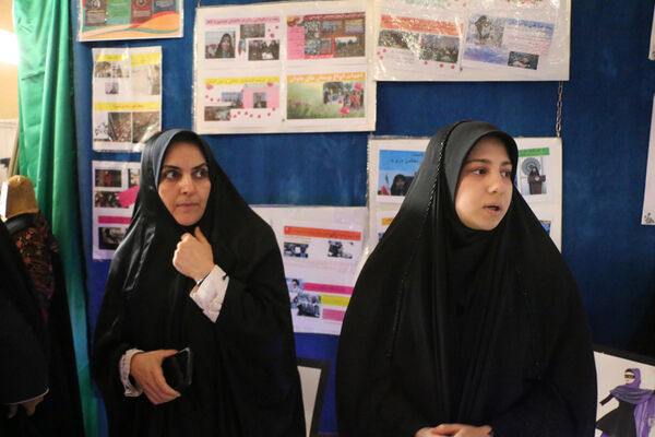 برپایی نمایشگاه عفاف و حجاب در هنرستان ایمان قم