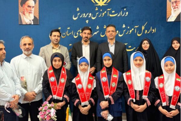 تجلیل دانش آموزان مدرسه هدی۱ از  مدیر ومعاونین آموزش و پرورش شهرستان قدس