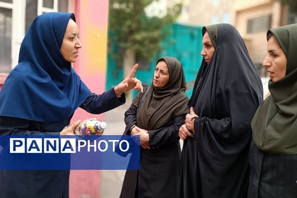 بازدید کارشناس مسئول سلامت و تندرستی آموزش و پرورش شهرستان قدس، از دبستان پروین، در جایگاه یک خانه محیط زیستی