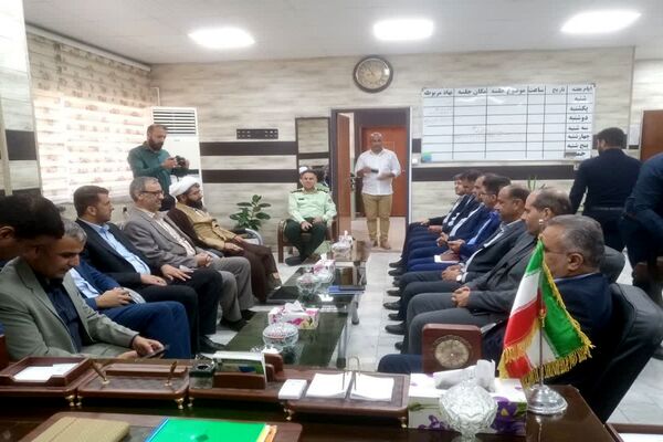 اهدای گل دانش‌آموزان شادگانی به تامین‌‌کنندگان آسایش و امنیت در جامعه