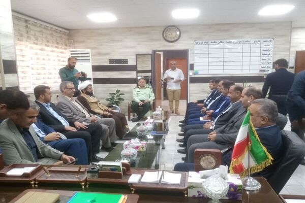 اهدای گل دانش‌آموزان شادگانی به تامین‌‌کنندگان آسایش و امنیت در جامعه