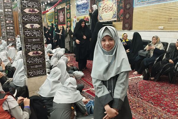 حضور دانش‌آموزان دبستان حاتم ناحیه دو شهرری در مراسم ضیافت افطاری 