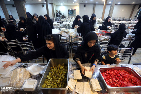 بازدید رئیس دانشگاه فرهنگیان از موکب‌های پذیرای زائرین مراسم امام شهید در این دانشگاه