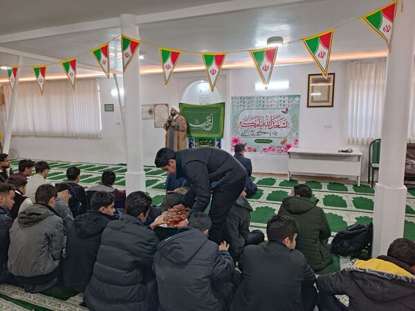 جشن ولادت باسعادت حضرت مهدی (ع) در دبیرستان نمونه آیت‌الله خامنه‌ای