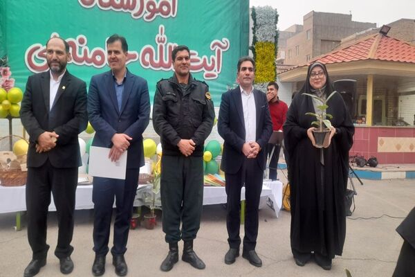 طنین شادی نیمه شعبان در مدرسه آیت الله خامنه ای پیشوا؛ تجلیل از مقام معلم و اجرای برنامه های شاد