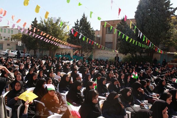 آیین نواختن زنگ بازگشایی مدارس در بهارستان‌2
