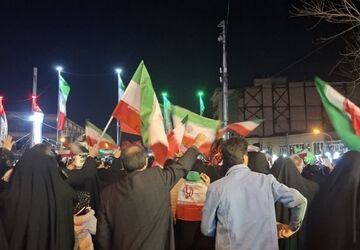 حضور حماسه‌ساز مردم باغیرت ایرانى هر شب در میادین شهر