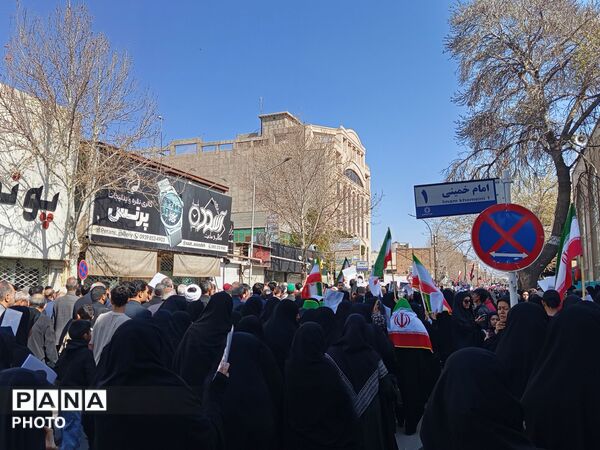 شهید وطن بر روی دستان مردم شهید پرور تشیع شد