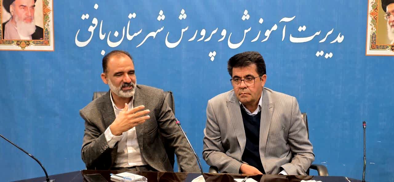 نشست مدیر آموزش‌ و پرورش با اعضای شورای دانش‌آموزی متوسطه اول