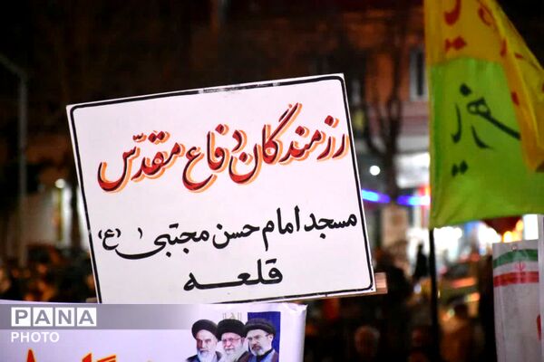 موج ۵۶ در تجمعات شبانه قروه؛ حضور پرشور مردم به میزبانی پیشکسوتان دفاع مقدس و بیرق مطهر حرم امام حسین(ع)