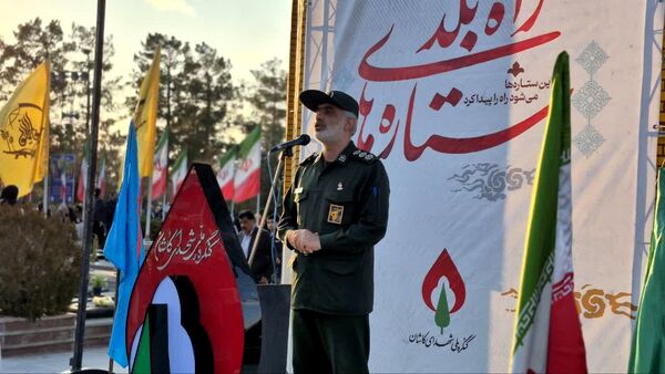 آیین مهمانی لاله‌ها و عطر افشانی گلزار شهدای کاشان