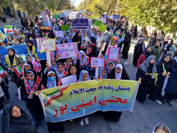 راهپیمایی 13 آبان با حضور حداکثری دانش آموزان در شهرستان نیشابور 