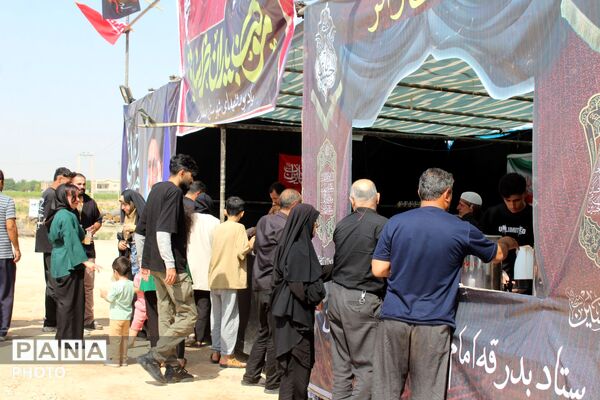 خدمت‌رسانی به زائران در حال برگشت از مشهد مقدس در موکب روستای کرک