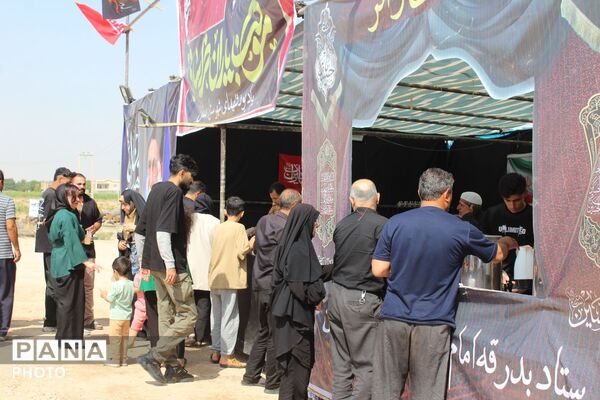 خدمت‌رسانی به زائران در حال برگشت از مشهد مقدس در موکب روستای کرک