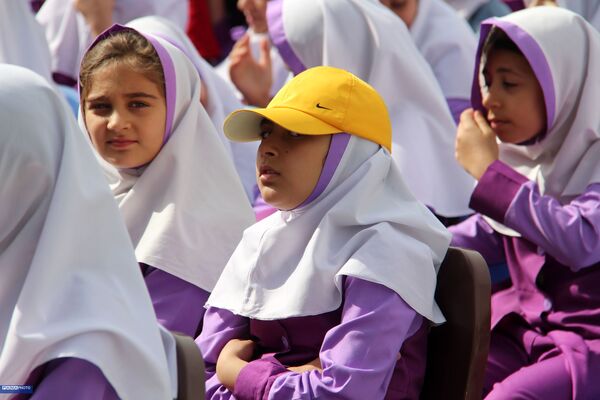 آیین سپاس معلم در مدارس استان چهارمحال و بختیاری برگزار شد