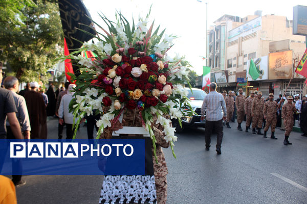 جلوه‌های حماسی از حضور نوجوانان قمی در مراسم تشییع شهدا 