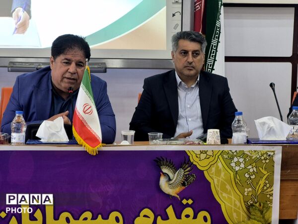 معلمان نمونه در قاب افتخار آموزش و پرورش منطقه ۵