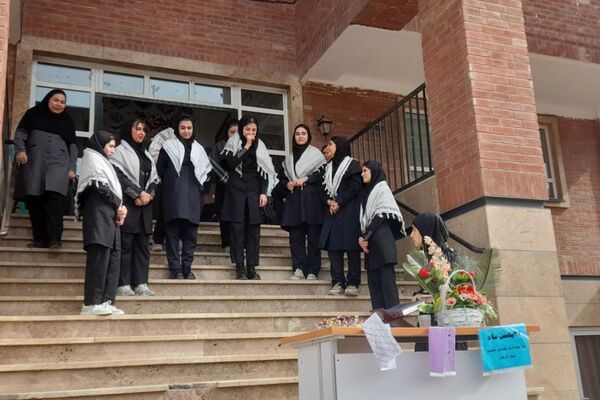 جشن ۲۲ بهمن در دبیرستان شهیدان اسماعیلی‌منش