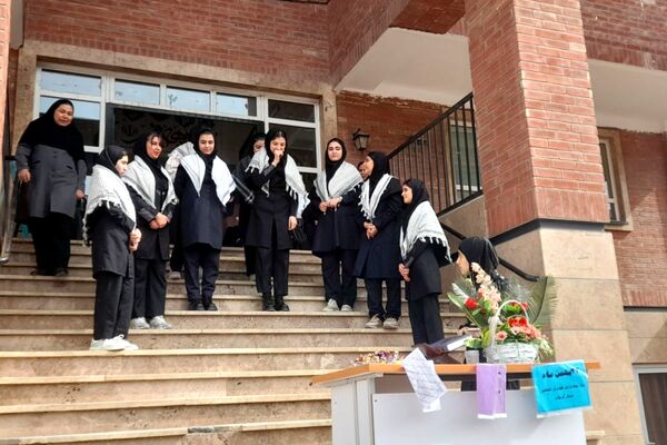 جشن ۲۲ بهمن در دبیرستان شهیدان اسماعیلی‌منش