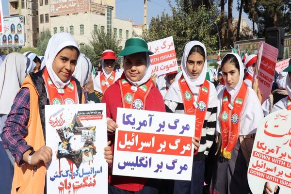 حضور پرشور دانش‌آموزان پاکدشتی در راهپیمایی روز ۱۳ آبان