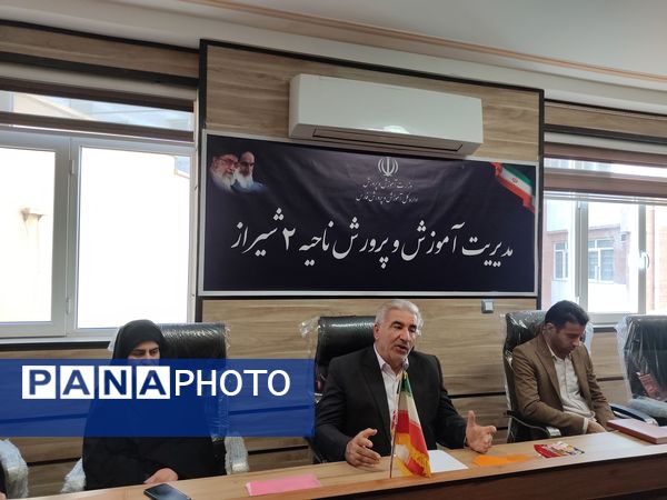 اهدای حکم دانش‌آموزان شورای دانش‌آموزی ناحیه 2