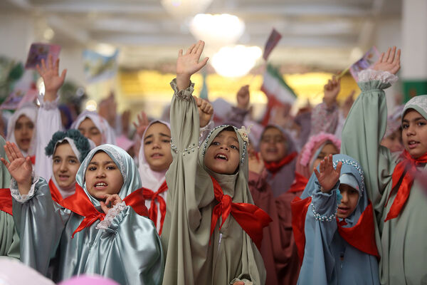 دختران، مهمان حضرت معصومه(س) شدند