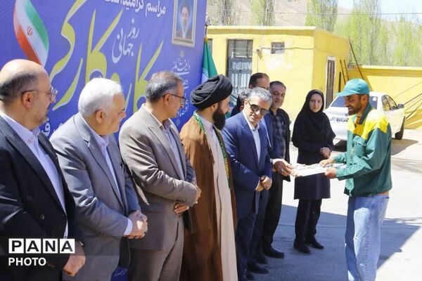تجلیل از کارگران و زحمت کشان خدمات شهری و فضای سبز شهرداری فیروزکوه 