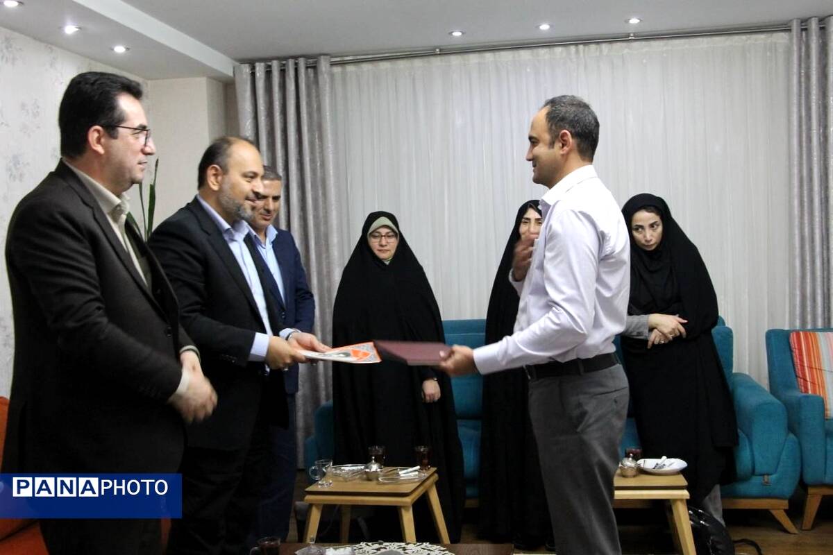 دیدار معاون پرورشی و فرهنگی وزیر آموزش و پرورش با خانواده معلم شهید عبدالله برزگر 