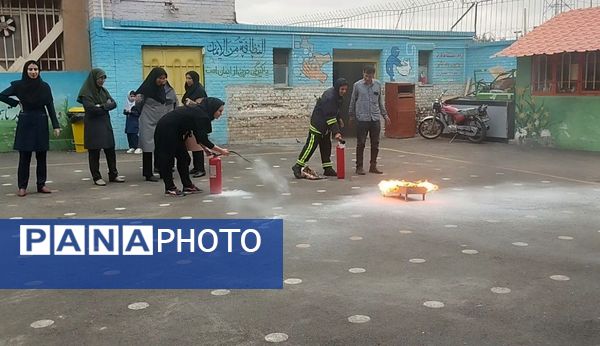 برنامه آموزشی اطفا حریق در مدرسه مهندس رحمانی فرد مشهد