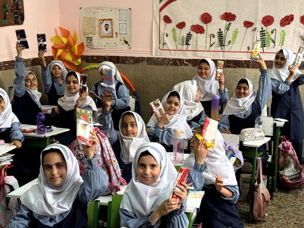 شکوفه های لبخند در آموزشگاه شاهد فرهنگ پیشوا؛ جشن روز دختر با رنگ شادی و هدیه