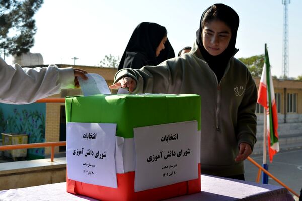 تجربه تمرین دموکراسی دانش‌آموزان مدرسه حکمت در انتخابات شورای دانش‌آموزی