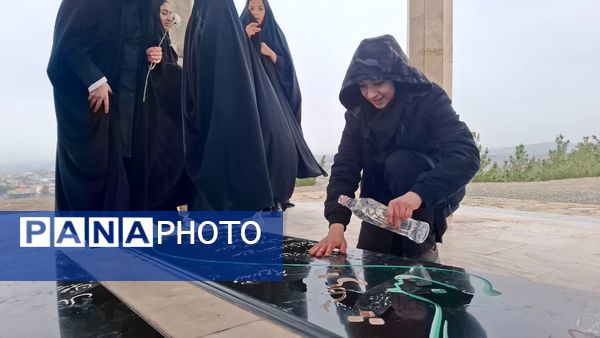 غبارروبی و عطر افشانی مزار شهدای گمنام شهر کهک 