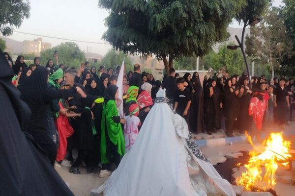 مراسم نمادین آتیش زدن خیمه ها در عصر روز عاشورا در شهر بار